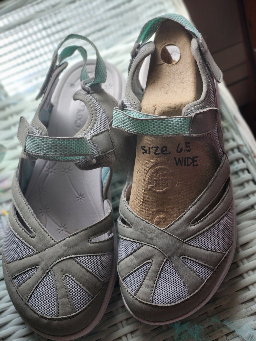 Easy Spirit Explore 24 women's 6.5 wide